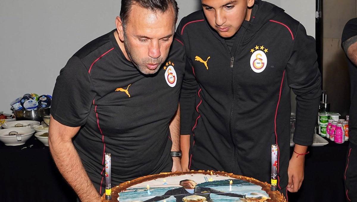 Galatasaray’da Okan Buruk’un doğum günü kutlandı