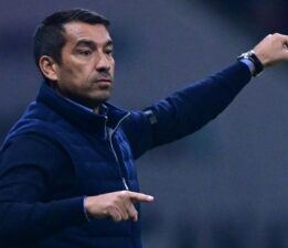 Giovanni van Bronckhorst: Kırmızı kart çıkmaması inanılmazdı