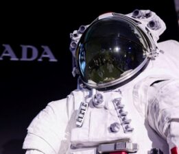 NASA’nın Ay’a dönüş görevi: Yeni uzay kıyafetleri tanıtıldı