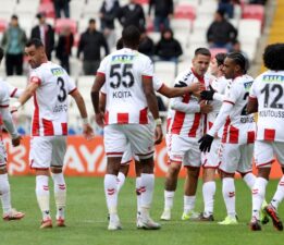 Sivasspor 3 puanı 3 golle aldı