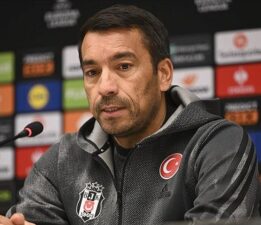 Beşiktaş’ta Van Bronckhorst ile yollar ayrıldı