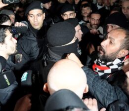 Havalimanında protesto: Beşiktaş taraftarından takıma büyük tepki