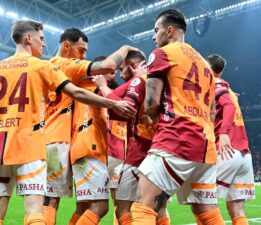 7 gollü nefes kesen derbi: Galatasaray son saniyede kazandı!