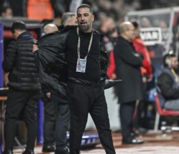 Eyüpspor-Fenerbahçe maçında gergin anlar: Arda Turan’a kırmızı kart!