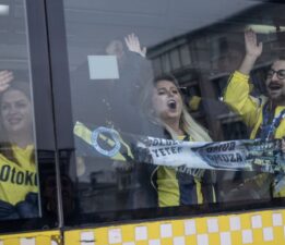 Fenerbahçeli taraftarlar Beşiktaş derbisi için Tüpraş Stadı’na gitti