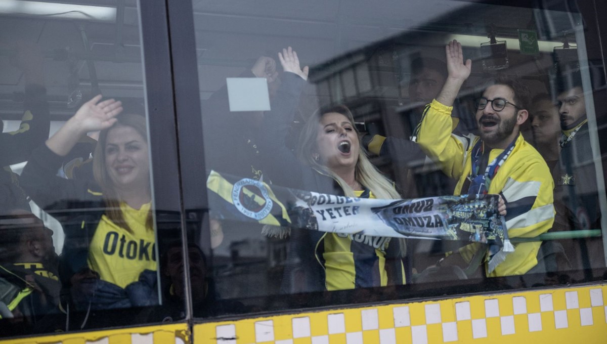 Fenerbahçeli taraftarlar Beşiktaş derbisi için Tüpraş Stadı’na gitti