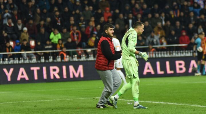 Galatasaray maçında sahaya taraftar daldı: Muslera’yla fotoğraf çekilmek isteyince tepki gördü