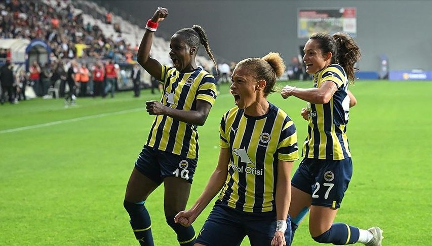 Kadın Futbol Süper Ligi’nde ilk yarı raporu: Fenerbahçe zirvede, gol kraliçe Armısa Kuç