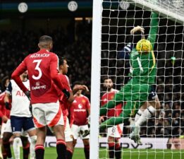 Kornerden gol yiyen Altay Bayındır, Manchester United tarafının hedefinde: 7 gollü maç sonrası takımı veda etti