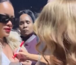 Rihanna’nın göğsüne imza attı