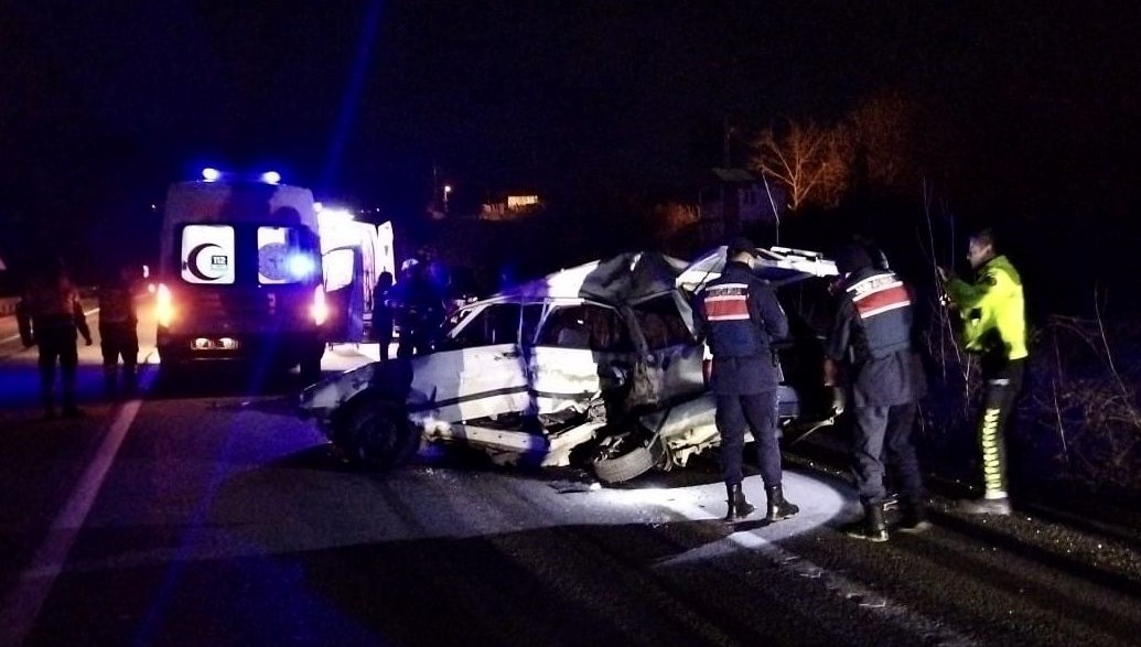 Sinop’ta otomobille yolcu otobüsünün çarpıştı: İki kişi öldü