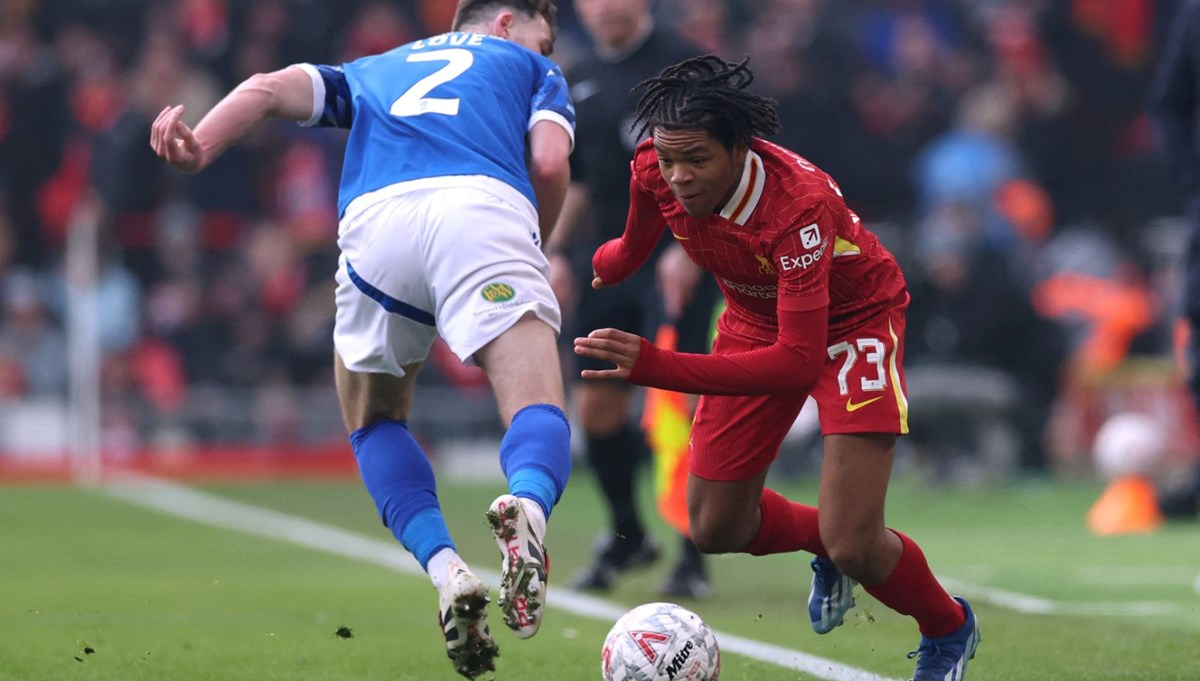 Liverpool’un 16 yaşındaki yıldızı tarihe geçti: Futbol dünyasının yeni yeteneği!