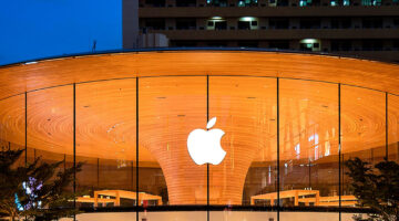 Apple tahtını geri aldı