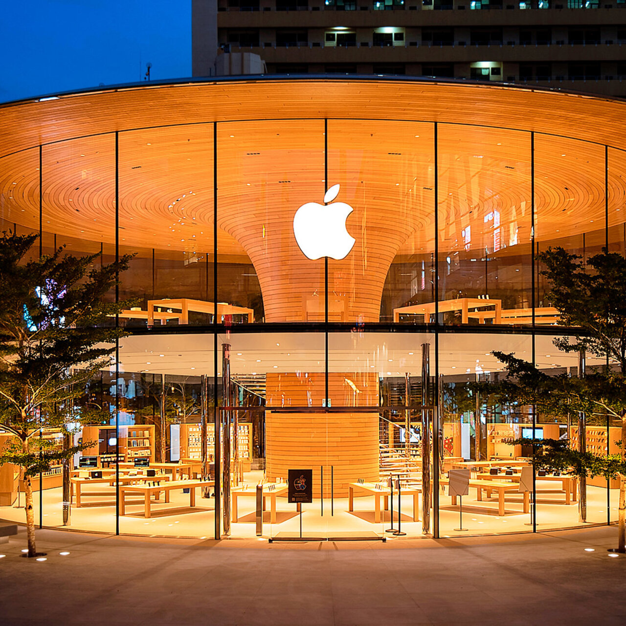 Apple tahtını geri aldı