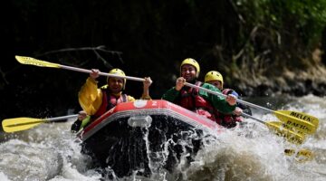 Düzce’de rafting keyfi yaptılar
