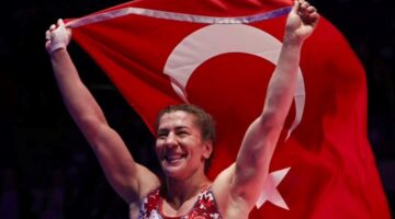 Milli sporcu Yasemin Adar Yiğit, mindere veda etti