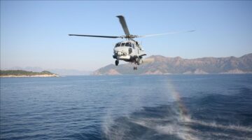 Askeri helikopter denize acil iniş yaptı