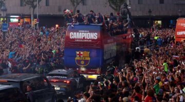 Barcelonalı futbolcular taraftarıyla buluştu