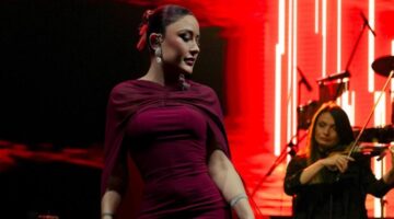 Depremzedeler için ücretsiz konser verdi