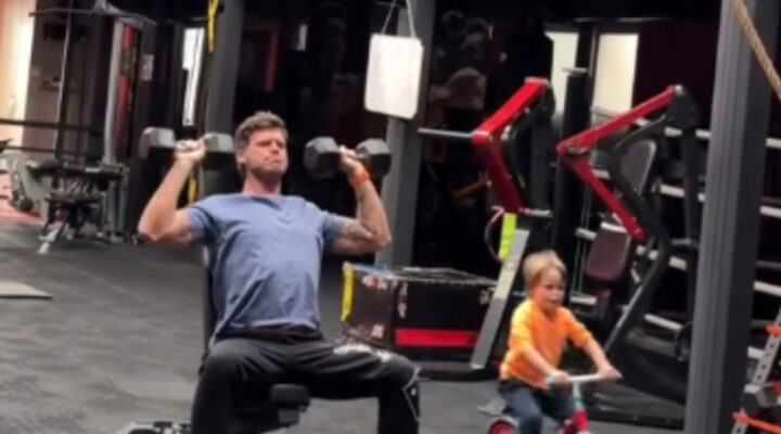 Kıvanç ve Kurt Efe, spor salonunda