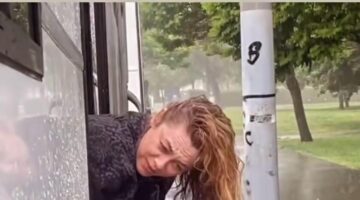Saçlarını yağmur suyuyla yıkadı