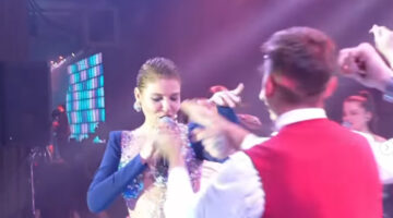Sahnede servis ekibiyle oynadı