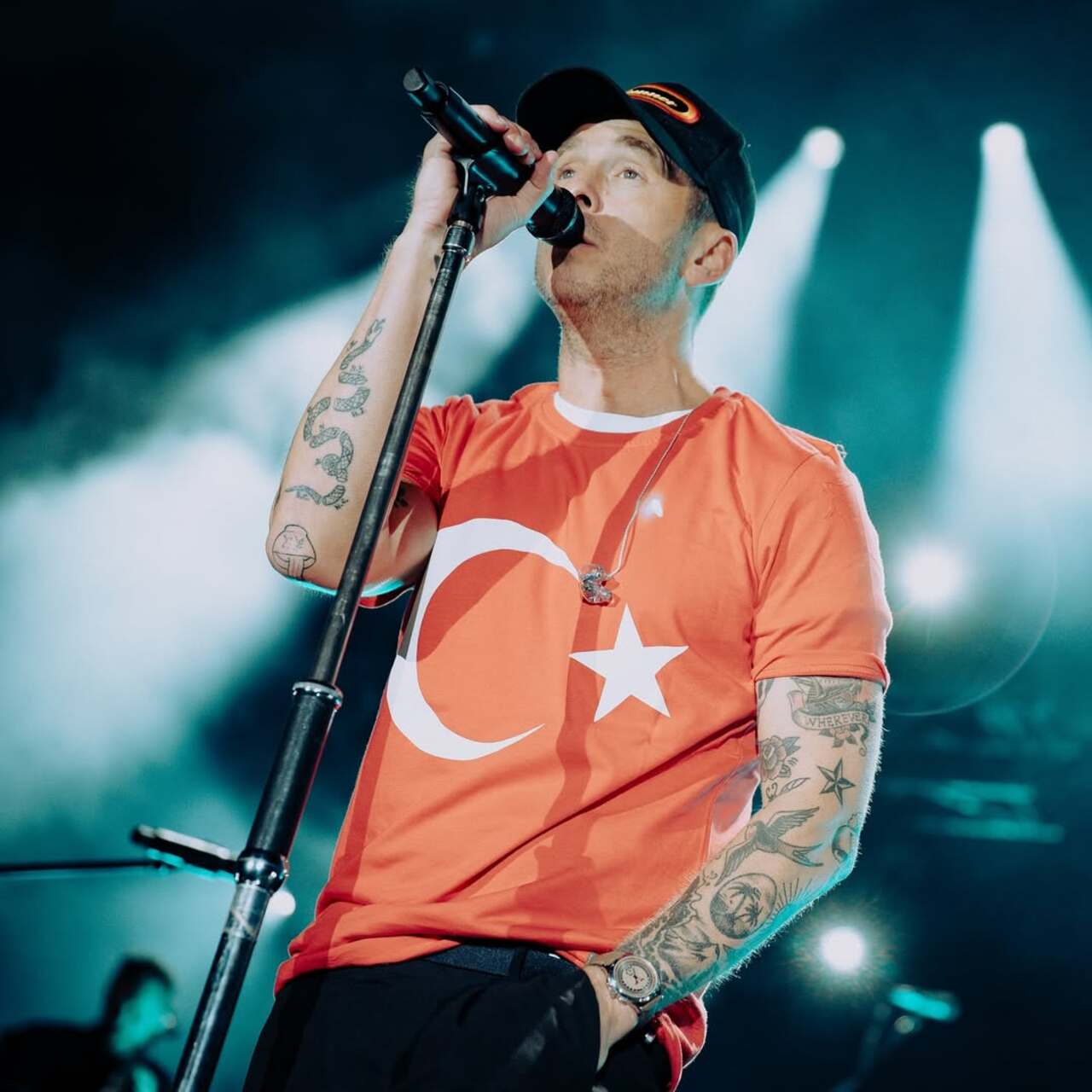 Türk bayraklı tişörtle sahneye çıktı