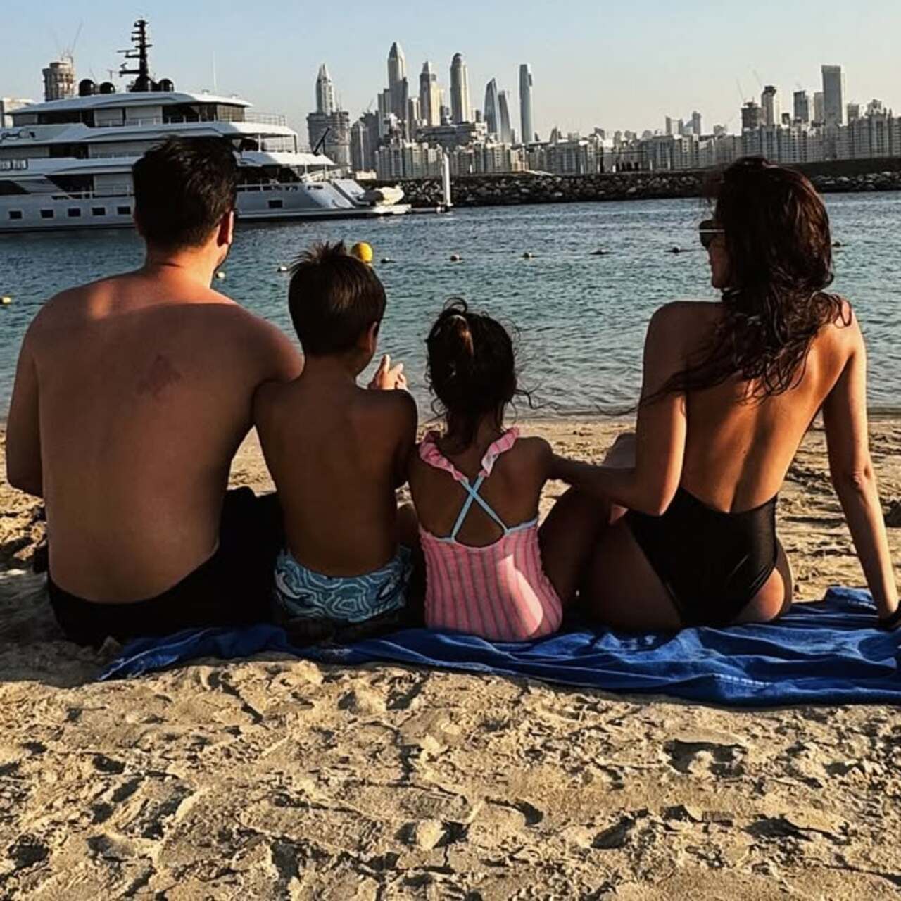 Ünlü çift ailece Dubai tatilinde