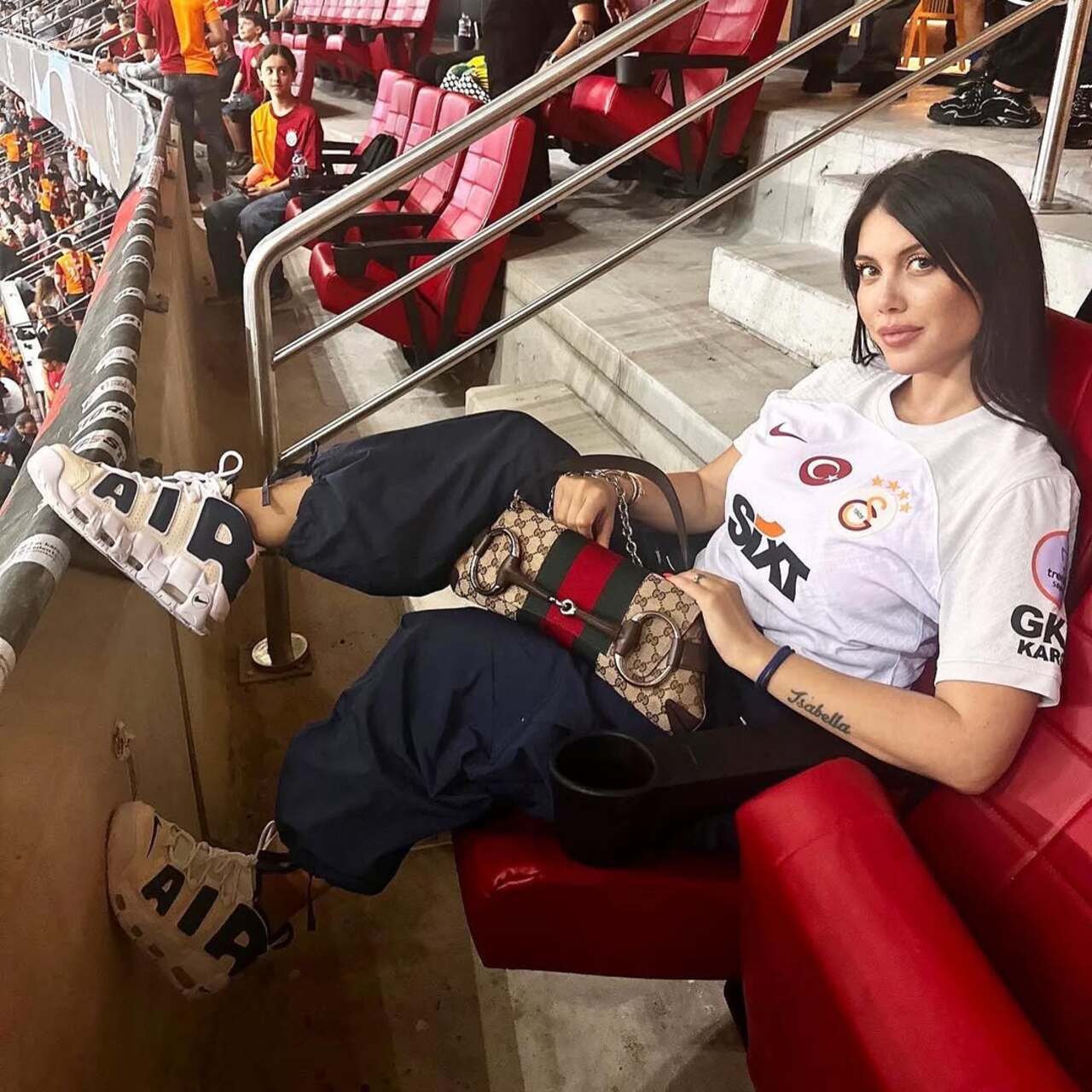 Wanda Nara’dan çiçek kıskançlığı